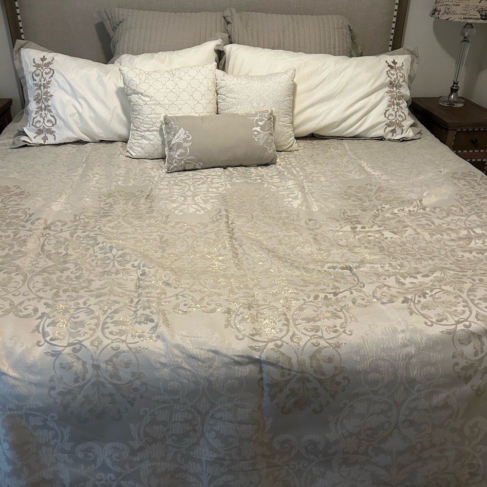 Luxury 8 piece comforter King bed set